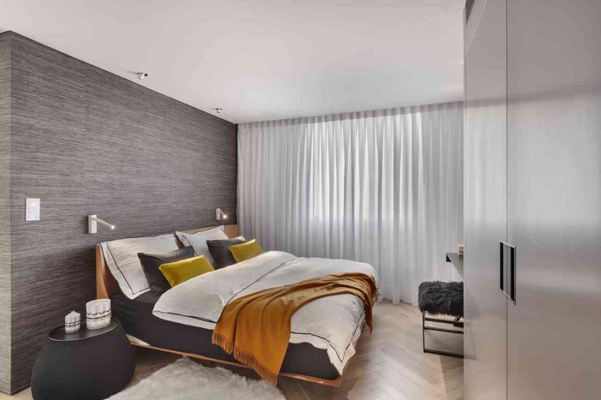 Simoene Architects Ltd – Central Israel גופי תאורה לצידי מיטת השינה בעיצובו של קמחי דורי